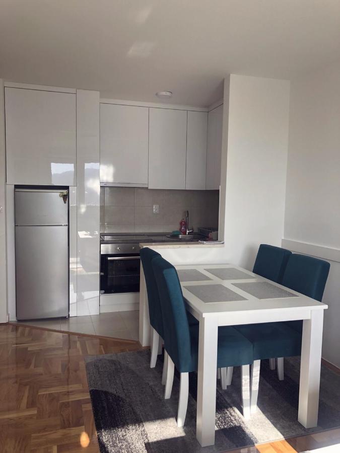 Apartman Victoria Lukavica Bagian luar foto