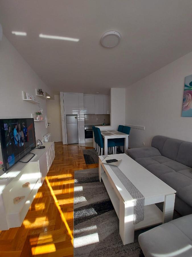 Apartman Victoria Lukavica Bagian luar foto